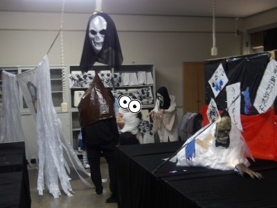 おばけやしき。怖いお面やふにゃふにゃの床、お化けが動いたりと仕掛けがたくさんです。