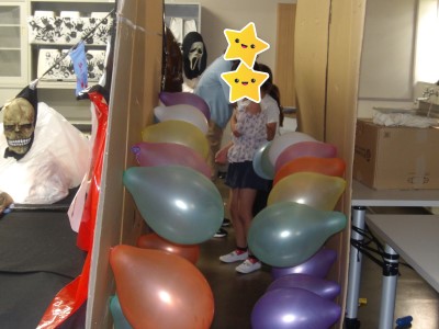 お化け屋敷内の通路に風船もあって急に割れたらこわいです。