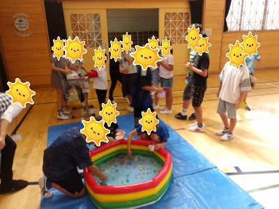 夏まつりの宝石すくいにも,れつができてます。