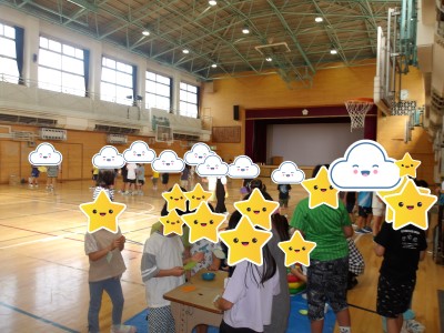 夏まつりみんな並んで楽しそうに待っています。