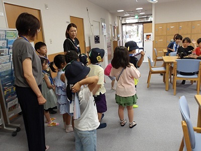 区民広場長崎さんに利用の仕方と見学をさせてもらってます。