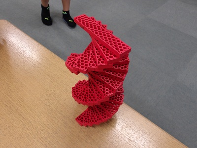 ビオブロ(棒ブロック)をらせん状に並べ立体のオブジェ作り。(赤色)