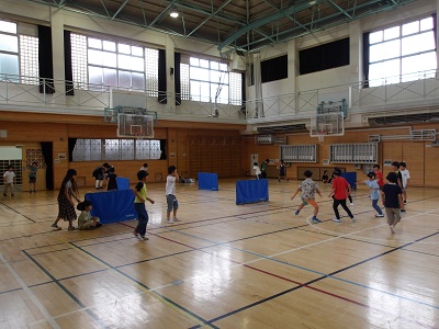 皆で体育館でサッカーをしています。