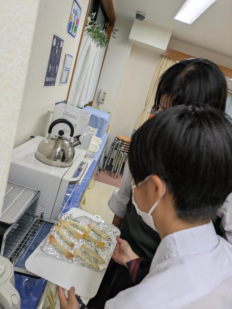春巻きの皮でお菓子を作る様子