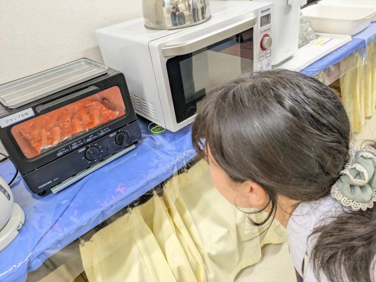ブリトーが焼けるのを待つ様子