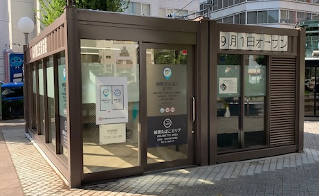コンテナ型喫煙所（スモーク貼替後）