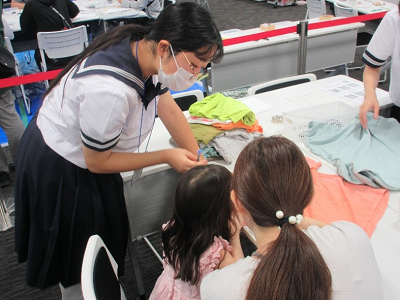 豊島岡女子学園エコバッグ作りのブースの様子