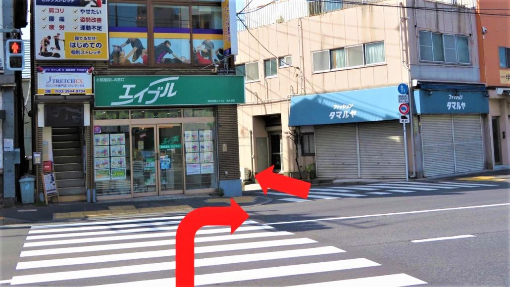不動産屋脇