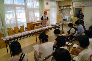 講習の話を聞いている様子