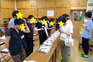参加者が離乳食を見たり試食を行ったりしているところ1