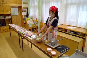 栄養士が野菜スープを実演で作っている様子1