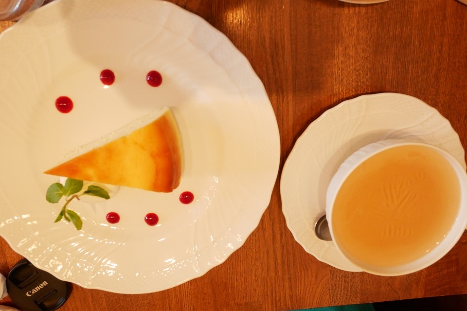カフェプリヤートナ　チーズケーキとミルクティー反転