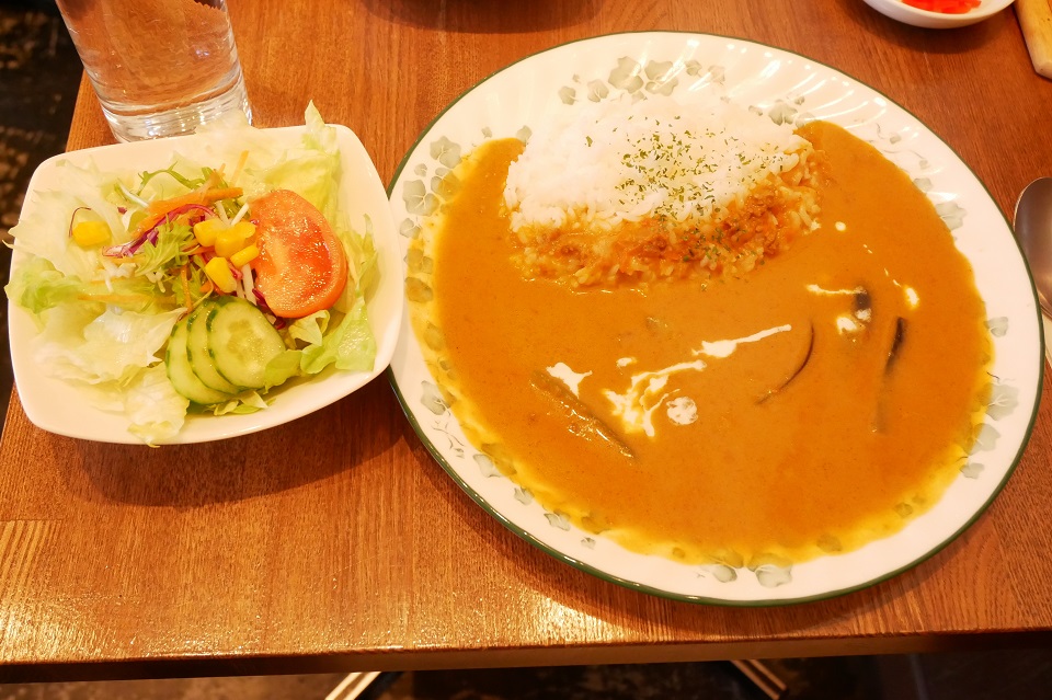 プリヤートナトマトカレーとサラダ