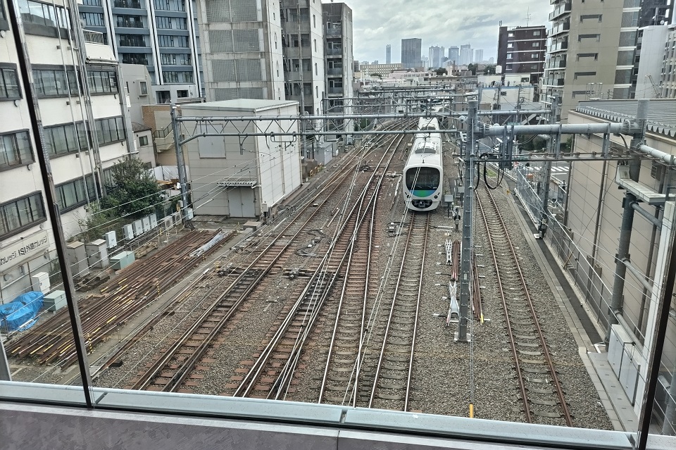 線路と電車 昼
