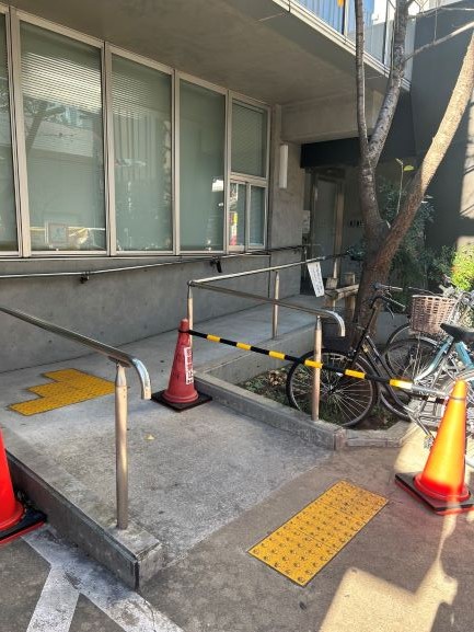 東池袋分庁舎出入口スロープ