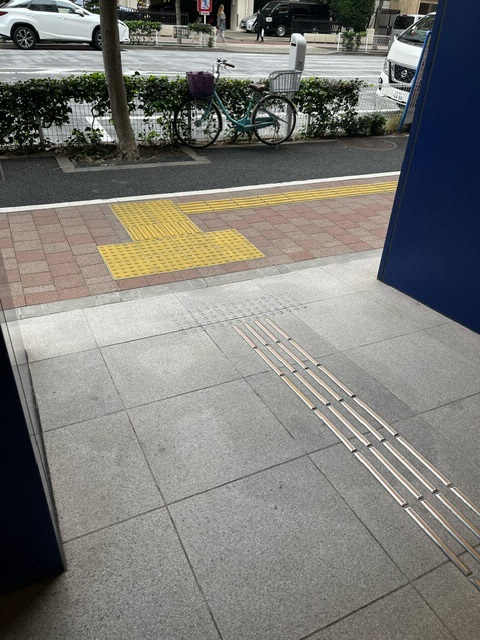 としま産業振興プラザ出入口スロープ