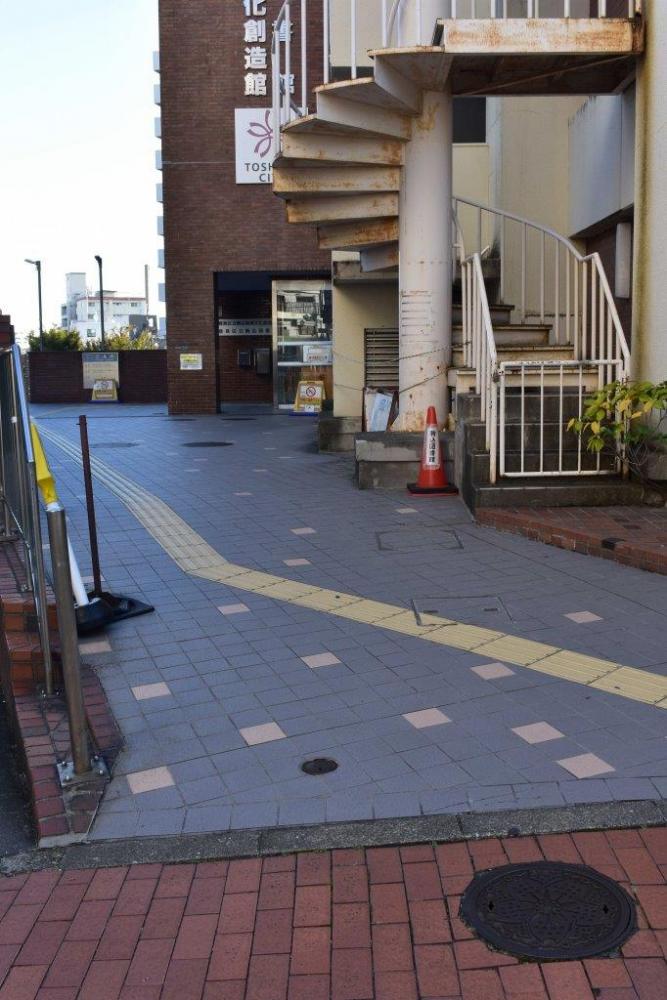 駒込図書館出入口スロープ