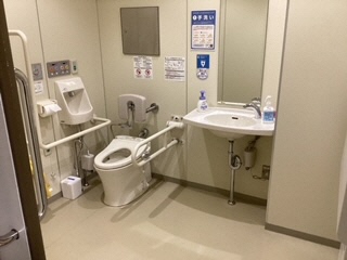 区民ひろば仰高バリアフリートイレ入口