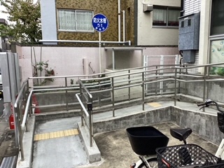 区民ひろば仰高出入口スロープ
