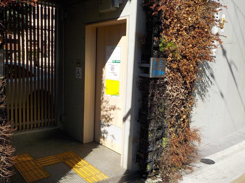 大塚駅前公衆便所バリアフリートイレ入口