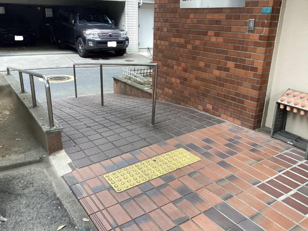 区民ひろば西巣鴨第一出入口スロープ