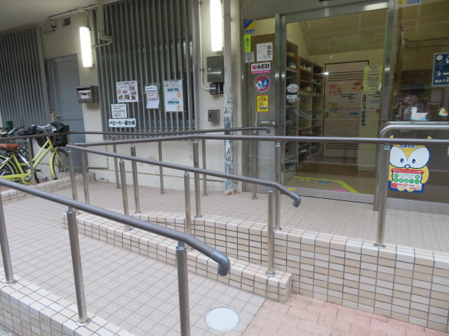 区民ひろば西巣鴨第二出入口スロープ