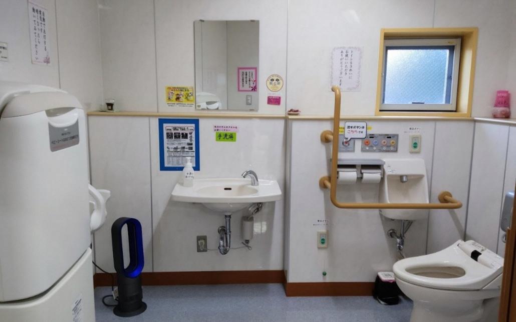 区民ひろば池袋本町バリアフリートイレ入口