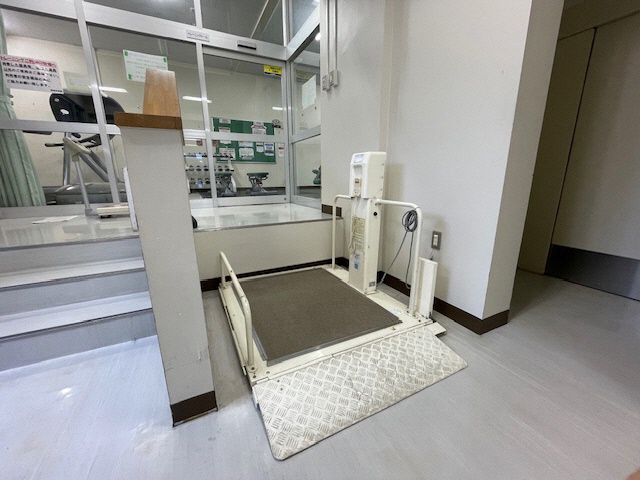 豊島体育館階段昇降機