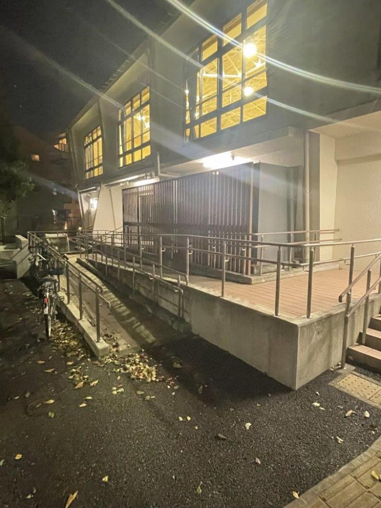 ふるさと千川館出入口スロープ