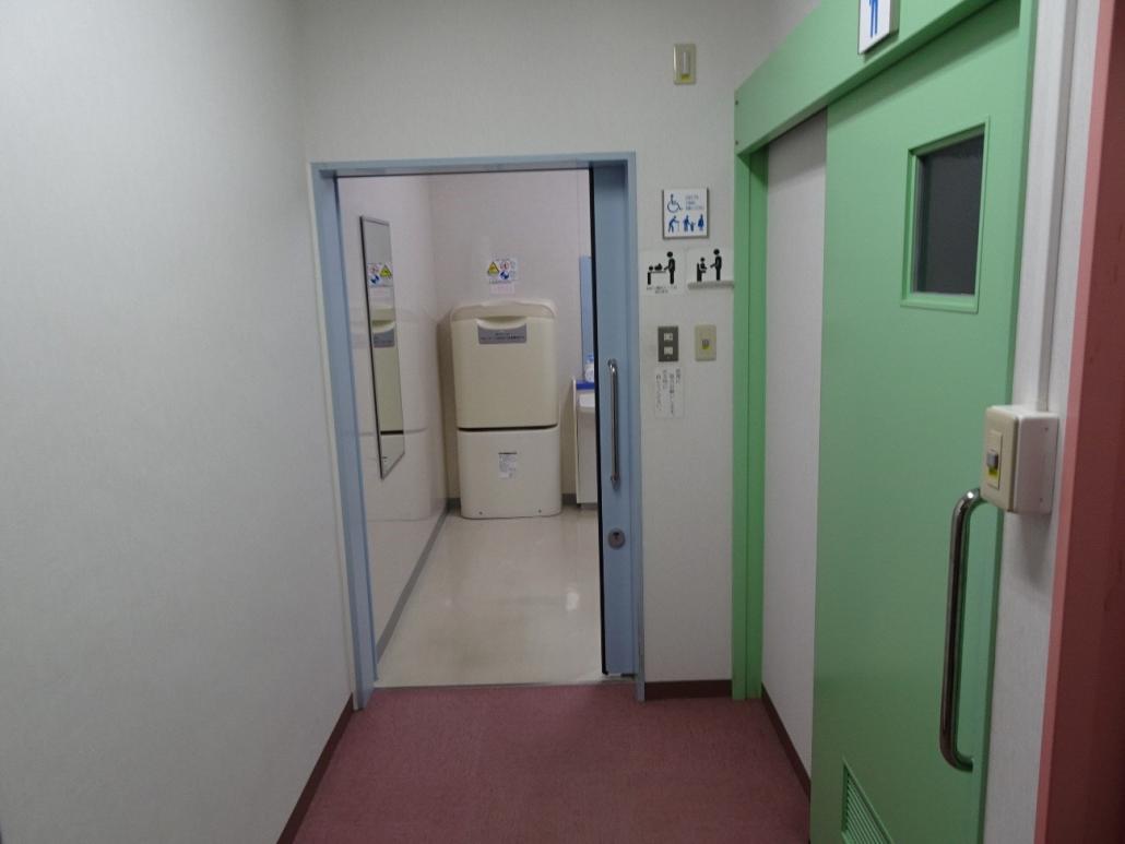 区民ひろば高松バリアフリートイレ入口