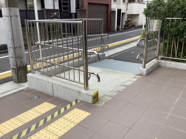 区民ひろば要出入口スロープ