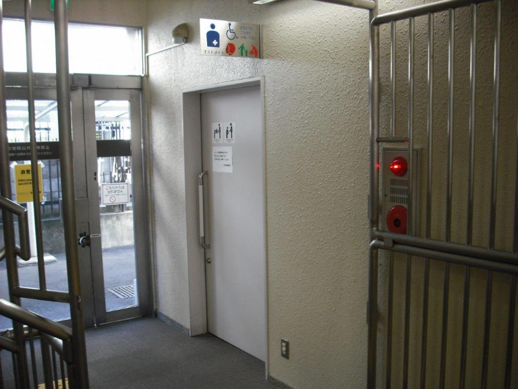 目白図書館バリアフリートイレ入口