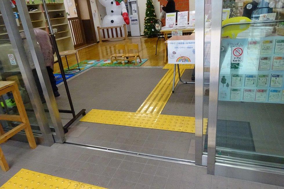 区民ひろば南池袋自動ドア