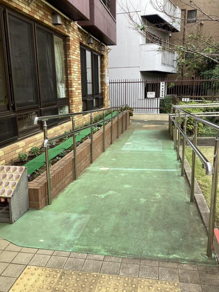 区民ひろば高南第一出入口スロープ