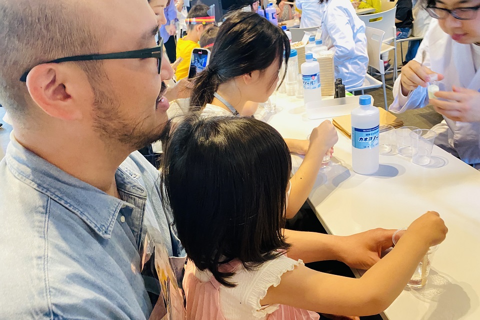 防災フェス親子でスライム作り