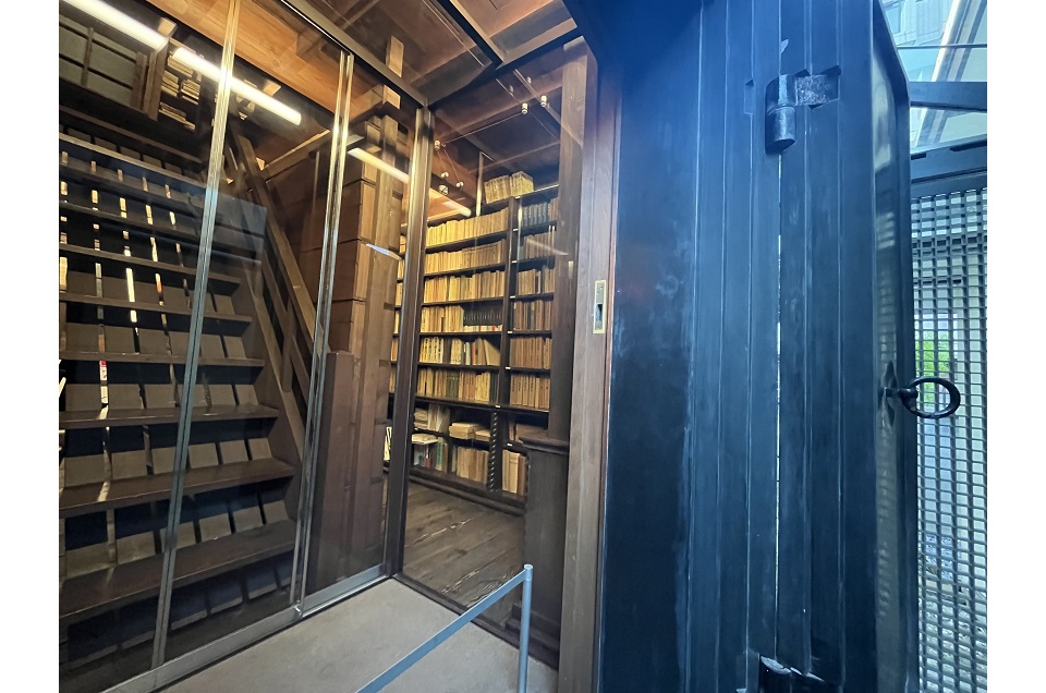 江戸川乱歩邸の書庫