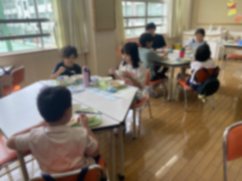 園児と5年生が同じ机でいただきます