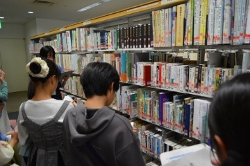 現地見学（中央図書館）の様子