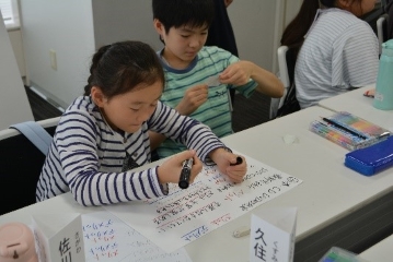 発表用の資料を作る様子