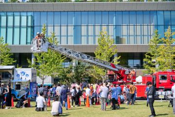 昨年のはしご車体験の様子（防災フェス）