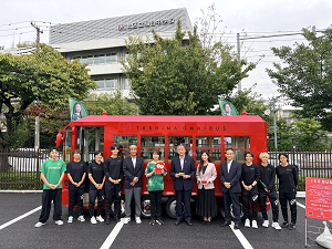 IKEBUS展示前で記念写真