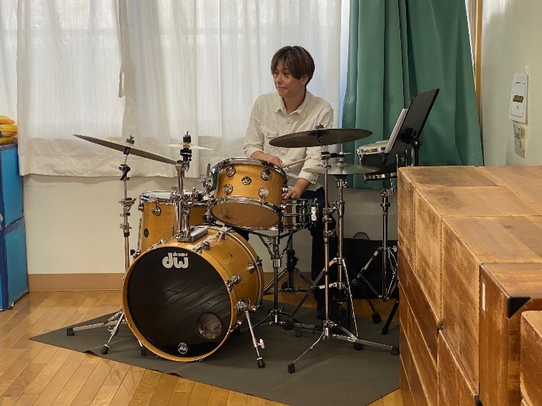 ドラムの生演奏に合わせて体を動かします