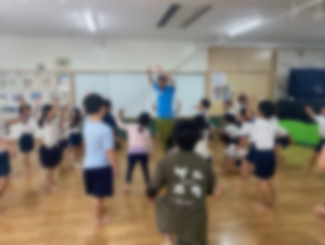 音に合わせて身体表現を楽しむ子どもたち