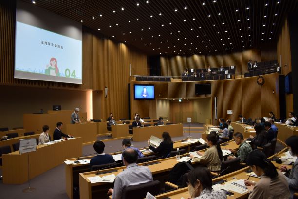 常任委員会審査内容を報告している様子