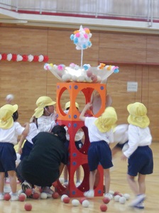 池袋幼稚園運動会りす玉入れ