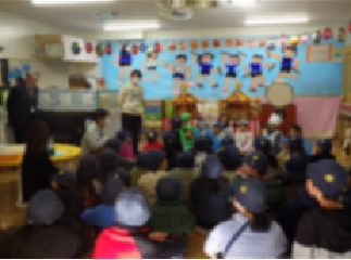 保育室いっぱいに集まる子どもたち
