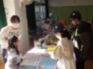 レストランで注文をしています