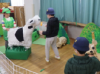 動物（ヤギ）に餌をあげています