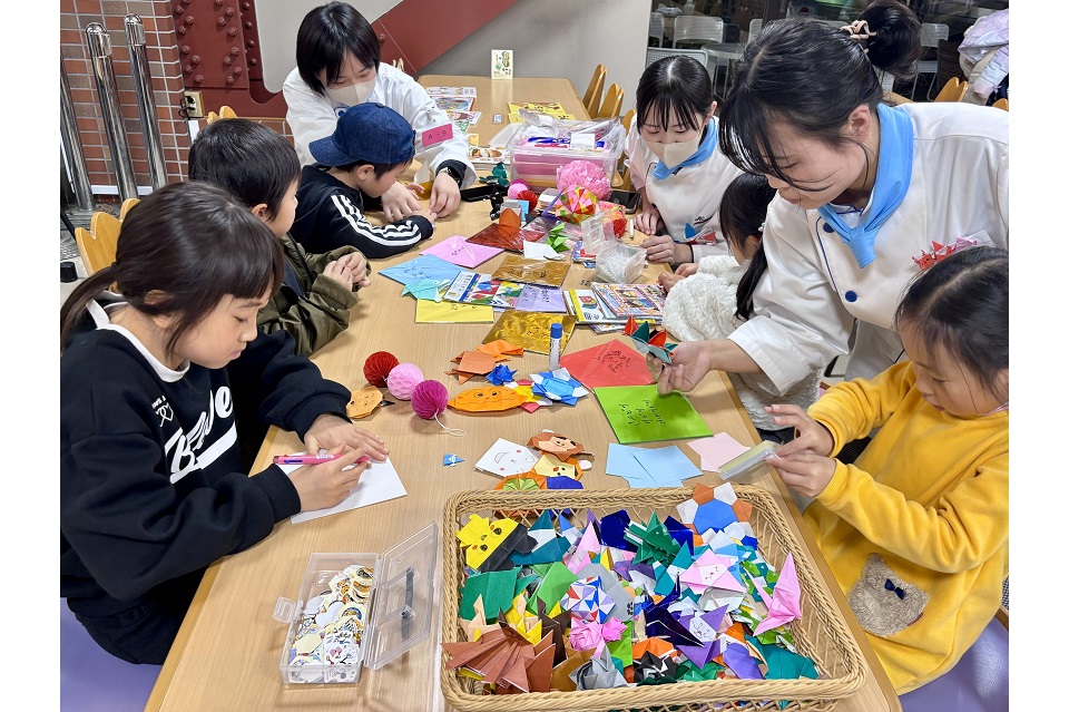 女子栄養大学子ども食堂 折り紙をする子ども１
