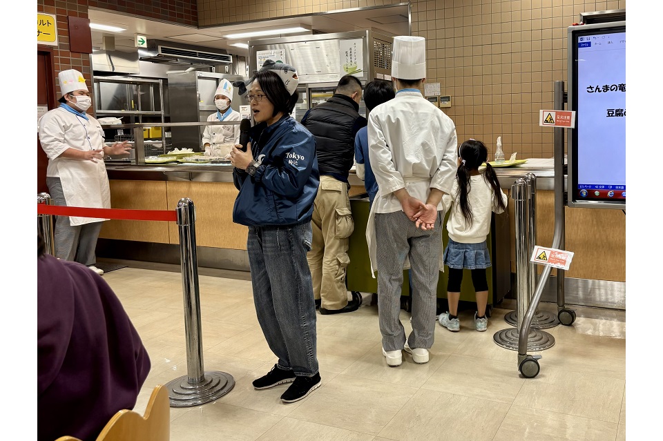 女子栄養大学子ども食堂 クイズの司会をする学生